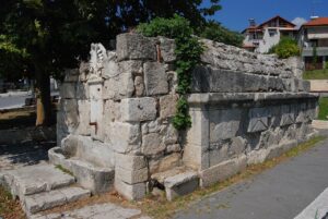 Çeşme, Pella 3 Çeşme, Pella