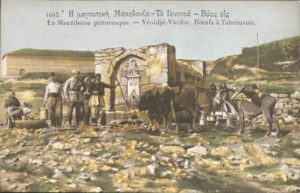 Çeşmenin eski halini gösteren kartpostal, 1910'lar