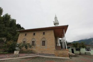 Akmescit Köyü Camii, Maçka