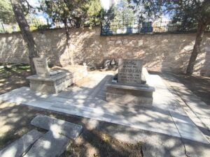 Âşık Paşa’nın annesi ile oğlunun mezarları