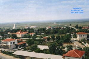 Sol öndeki çatısı köşklü büyük bina kilise