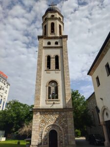 Kilisenin çan kulesinin görünümü.