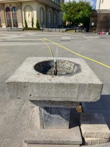 Kilisenin önündeki su içme çeşmesi