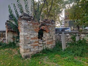 Hazirenin uç kısmında kalan tuğladan tarihi bir yapı.