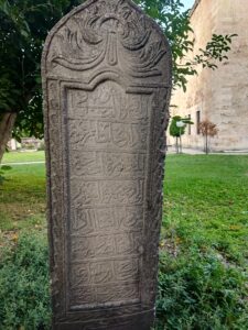 1865'de vefat eden Rüstem Ağa'nın mezar taşından görüntü.