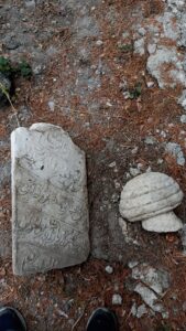 Kırık bir mezar taşı.