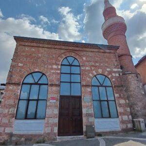 Meydancık Camii ön cephesi ve minaresi.