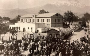 Sen Bazil Cizvit Mektebi (ve önünde Salı Pazarı)