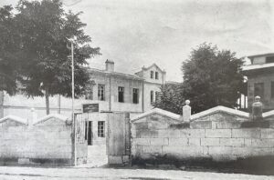Sen Bazil Cizvit Mektebi (ve sağda Sen Jozef Cizvit Mektebi)
