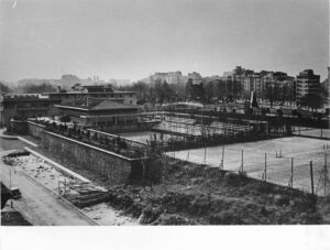 Önde kulüp binası ile arkada restore edilen Taşkışla, 1940'lar