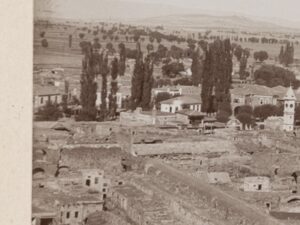 Muhtemelen Gürcü Osman Paşa Camii (Saat Kulesi’nin tam karşısında)