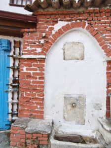 Taşların devşirme olduğu düşünülen çeşme. 