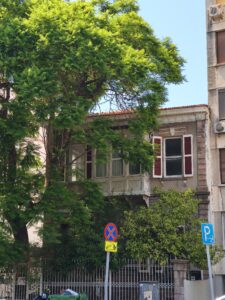 Sivrihisaryan Evi yanındadır.