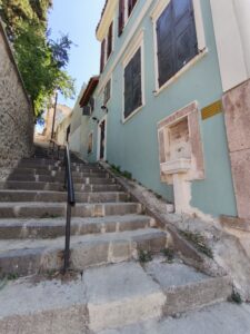 Hüseyin Ağa Çeşmesi, Konak