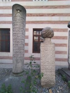 Kumrulu Mescit Haziresi  Mekke-i Mükerreme Kâdîsı Esbak Kâdî Zâde El-Hâc Mehemmed Emîn (Soldaki) ve Hasan Ağa (Sağdaki) Mezar Taşı