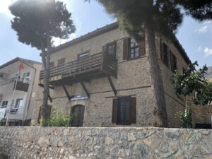 Aydıncık Hükümet Konağı Ana Yola Bakan Yüzü