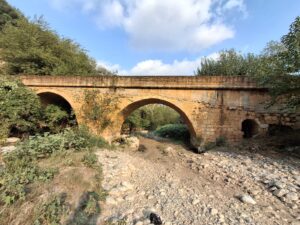 İki Gözlü Köprü, Karacaoğlan