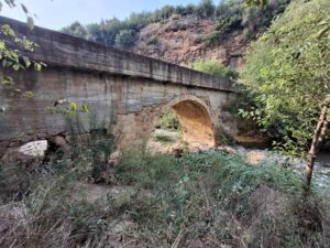 İki Gözlü Köprü, Karacaoğlan