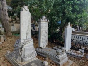 Kandilli Mezarlığı 2 Recâizâde Mahmud Ekrem ve iki oğlunun kabirleri.