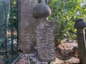Karacaahmet Mezarlığı 14.Ada Bandırmalı Zâde Hâşim Efendi Hazretleriniŋ Fukarâlarından Mollâ Hüseyin zâde dervîş Ahmed Mezar Taşı