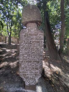 İskender Baba Tekkesi Haziresi Sâbıkan Memiş Paşanıŋ Vuruk Alemdârı istabna Yeŋi câmi Şerîf Avlusunda Kahveci Alemdâr Kara Ahmed Ağa Mezar Taşı
