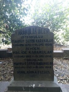 İstanbullu Mahmut Şemsi Karakulak'ın kabri.