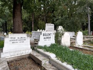 Nihat, Bülent, Sabahattin, İlhami Alemdar ile Enver Cumaoğlu ile Gül Genç'in kabirleri.