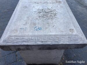 Halil Ağa Camii Musalla Taşı, devşirme malzemeden yapıldığı tahmin edilmektedir.