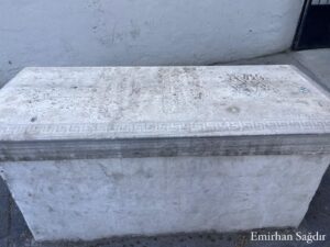 Halil Ağa Camii Musalla Taşı, devşirme malzemeden yapıldığı tahmin edilmektedir.