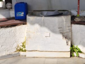 Çeşme bina girişinde arkada bahçededir.