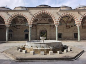 Üç Şerefeli Cami Şadırvanı